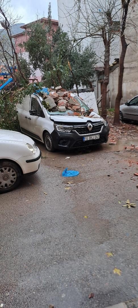 Şiddetli Lodos Sebebiyle Çatılar Bir Bir Uçtu