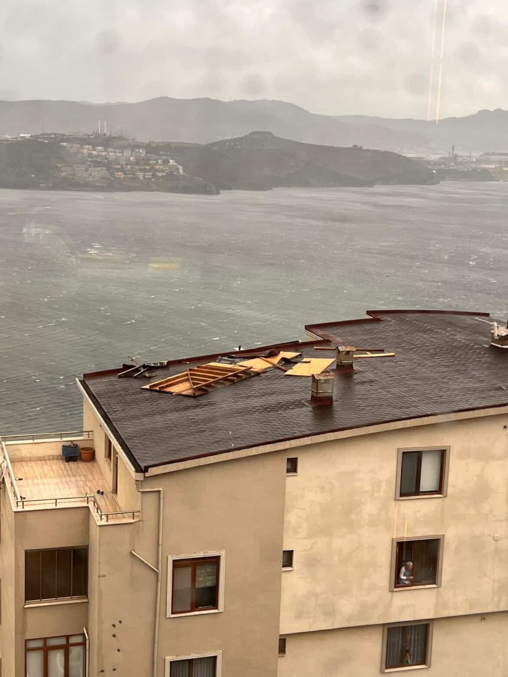 Şiddetli Lodos Sebebiyle Çatılar Bir Bir Uçtu