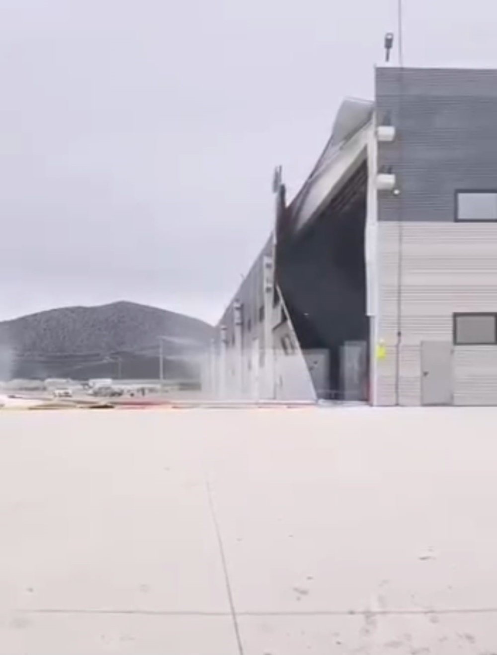 Şiddetli Rüzgâr Fabrikanın Duvarını Yıktı