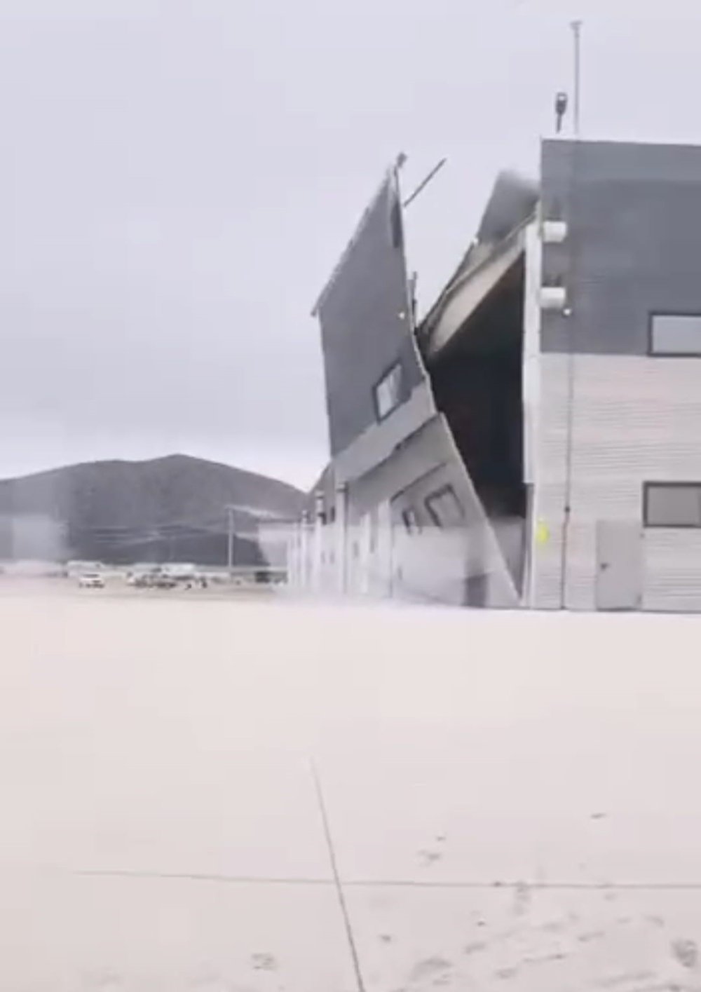 Şiddetli Rüzgâr Fabrikanın Duvarını Yıktı