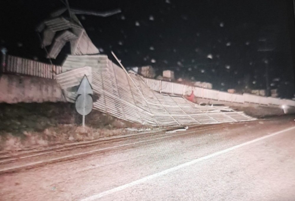 Fırtına Fabrikanın Çatısını Uçurdu