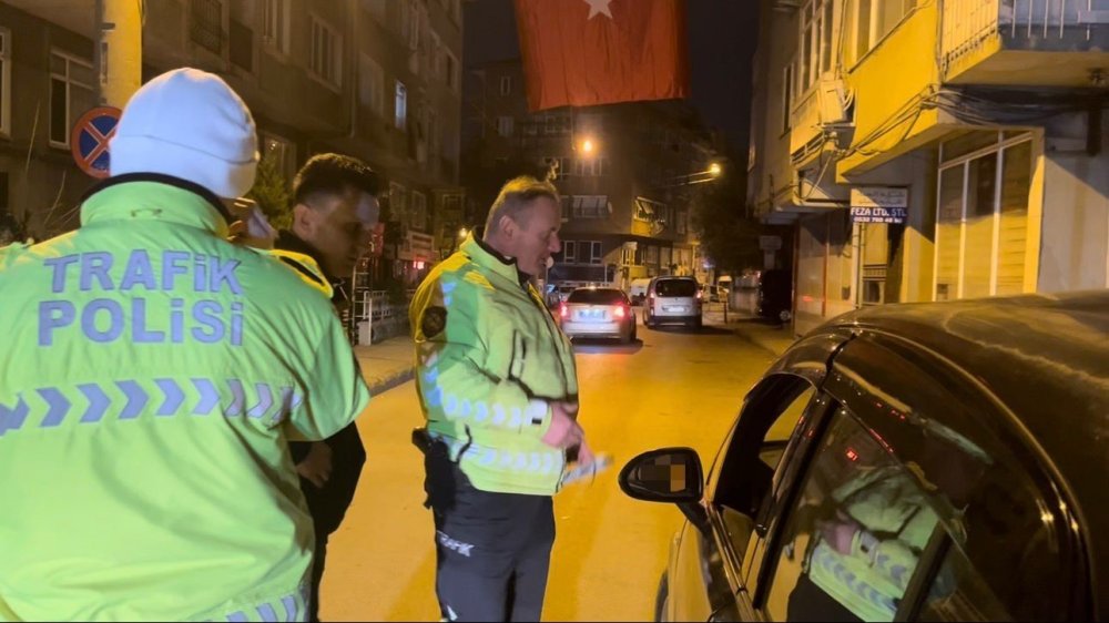 Kadın Sürücü "Eşim Gelmeden Araçtan İnmem" Dedi, 1.45 Promil Alkollü Çıktı