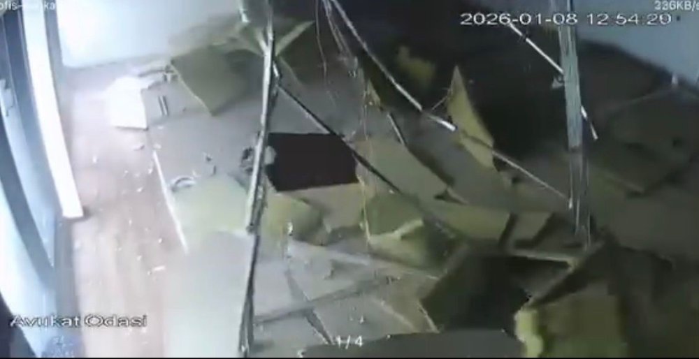 Lodos Dehşeti: Plazanın Tavanı Çöktü!