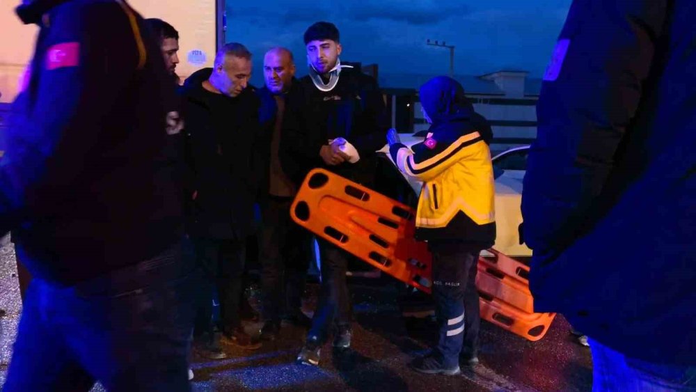 Otomobil Tıra Çarptı: 1 Yaralı