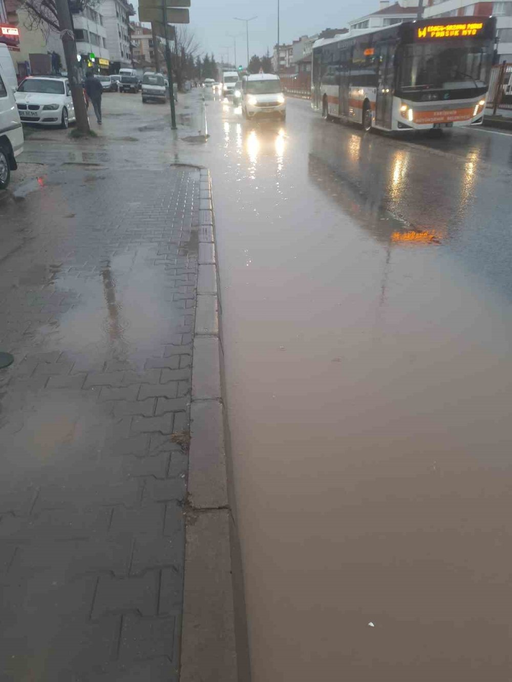 Sağanak Yağış Yolları Göle Çevirdi