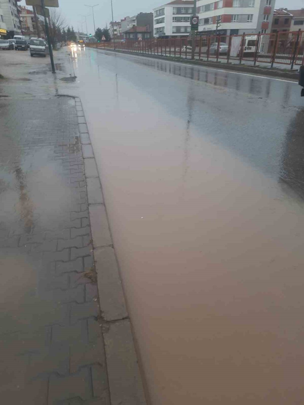 Sağanak Yağış Yolları Göle Çevirdi