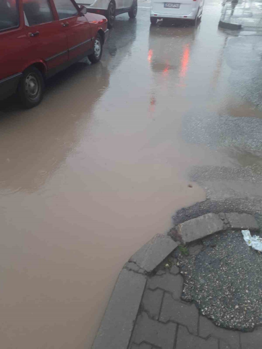 Sağanak Yağış Yolları Göle Çevirdi