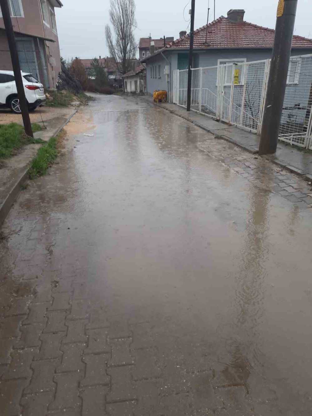 Sağanak Yağış Yolları Göle Çevirdi