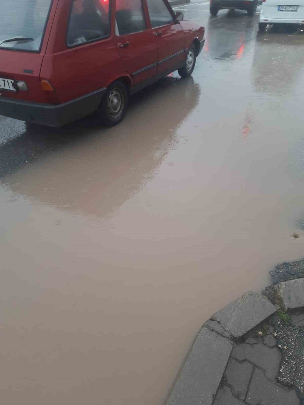 Sağanak Yağış Yolları Göle Çevirdi