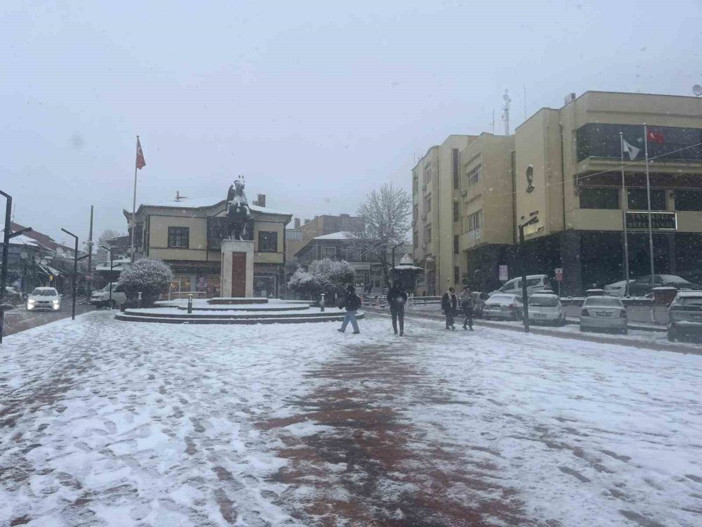 Şehir İçi Ve Yüksek Kesimler Beyaza Büründü
