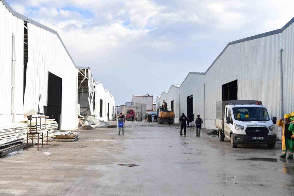 Tarım Arazisine Kaçak Yapılan Depolar Yıkıldı