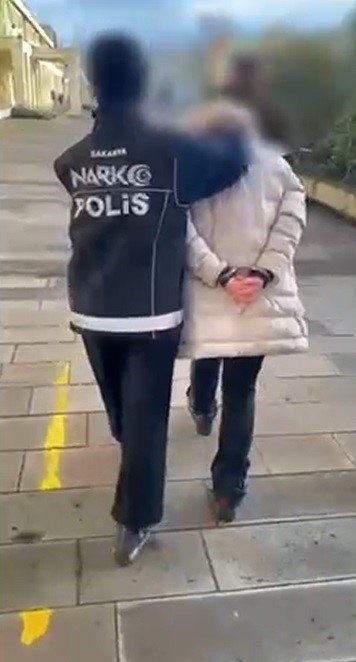 Uyuşturucu Taşıyan Kadın Yakalandı