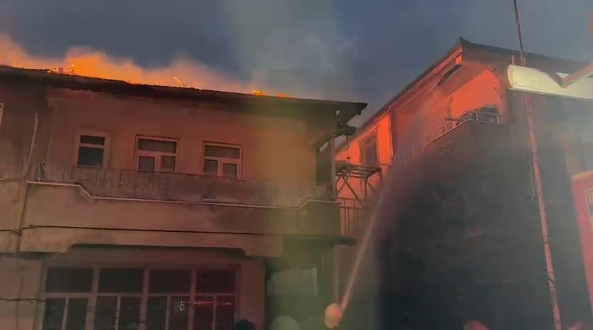 Evin Çatısı Alevlere Teslim Oldu