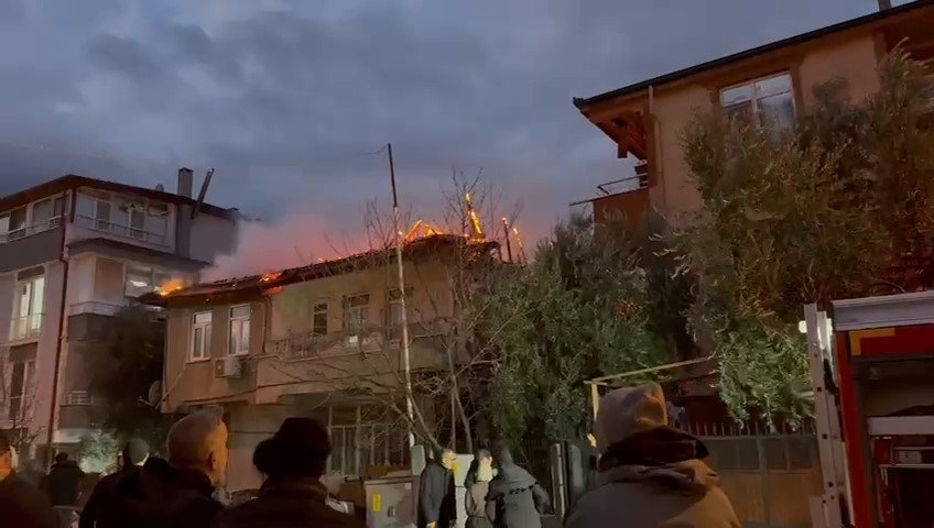 Evin Çatısı Alevlere Teslim Oldu