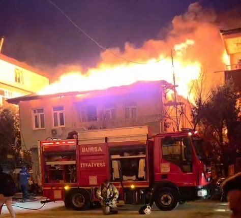 Evin Çatısı Alevlere Teslim Oldu