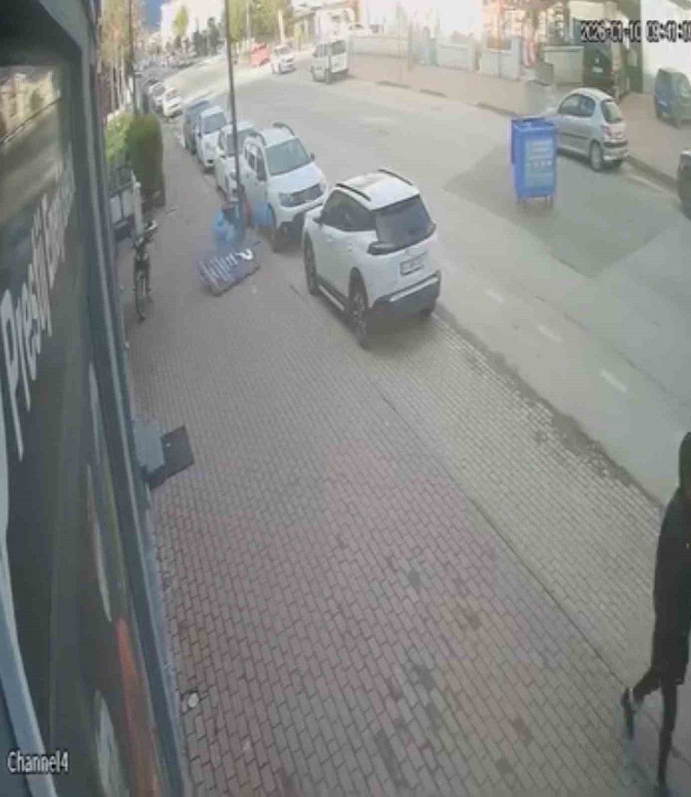 Şiddetli Lodos Tabelayı Kopardı, Facia Kıl Payı Atlatıldı