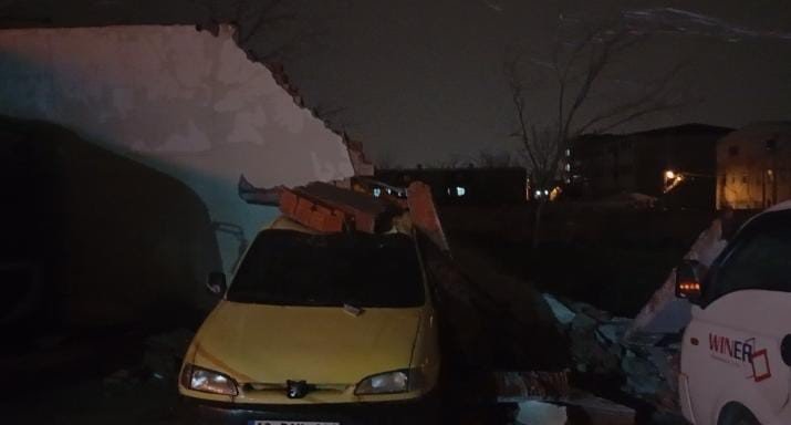 Lodos Duvarı Devirdi, Altında Kalan 10 Araç Hasar Gördü