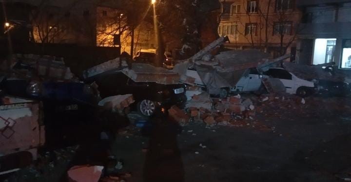 Lodos Duvarı Devirdi, Altında Kalan 10 Araç Hasar Gördü