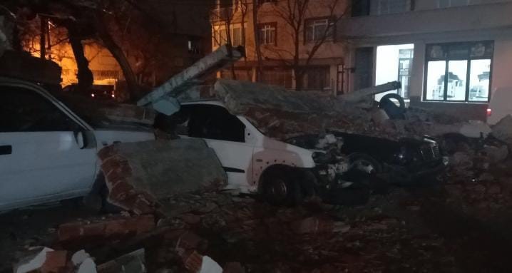 Lodos Duvarı Devirdi, Altında Kalan 10 Araç Hasar Gördü