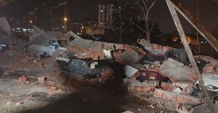 Lodos Duvarı Devirdi, Altında Kalan 10 Araç Hasar Gördü