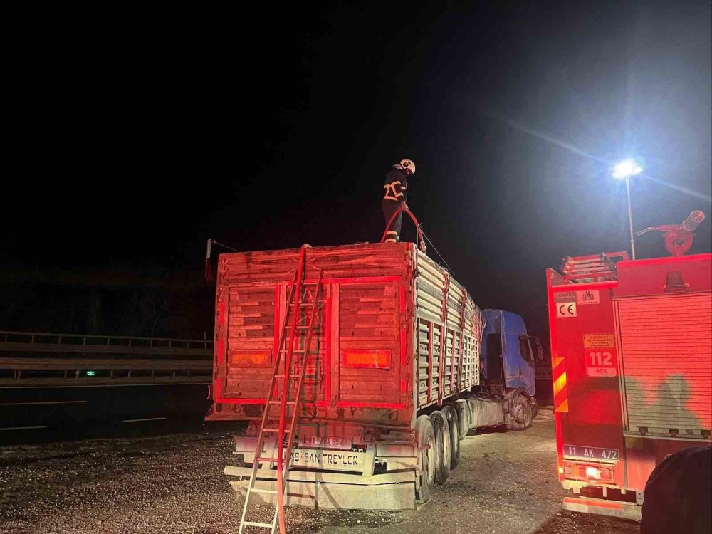 Seyir Halinde Talaş Yüklü Tır Dorsesi Alev Aldı