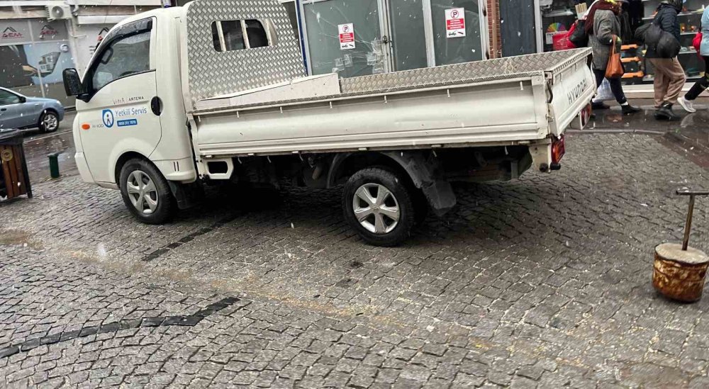 Üç Araçlık Yere Tek Başına Park Etti