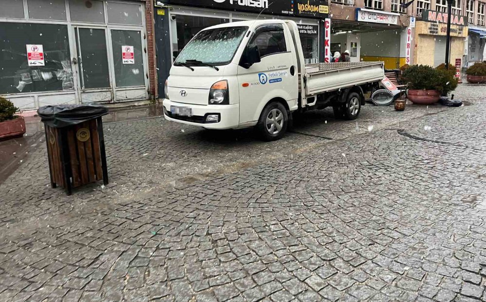 Üç Araçlık Yere Tek Başına Park Etti