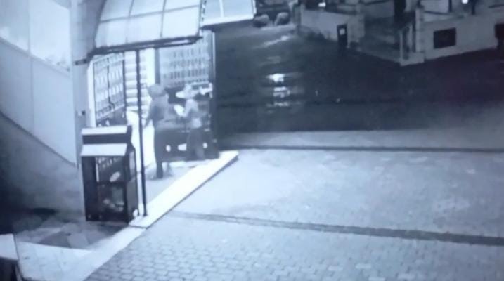 Eşi Tarafından Darp Edilen Kadın Çocuğu İle Birlikte Camiye Böyle Sığındı