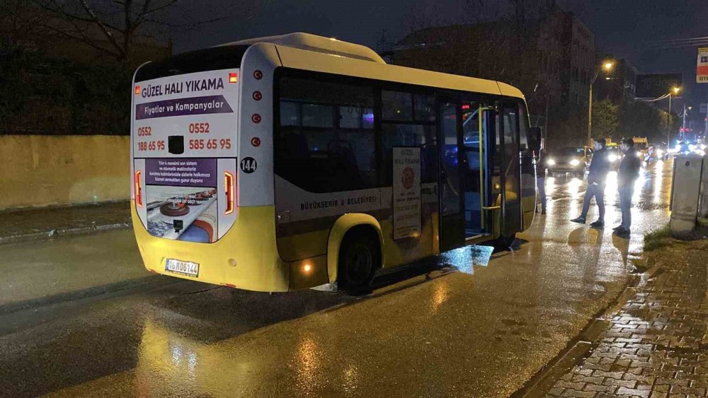 Halk Minibüsü Anne Ve Kızına Çarptı 2 Kişi Yaralandı