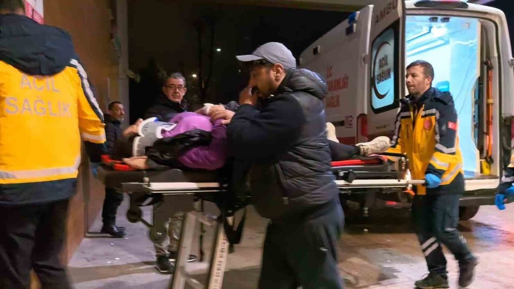 Halk Minibüsü Anne Ve Kızına Çarptı 2 Kişi Yaralandı