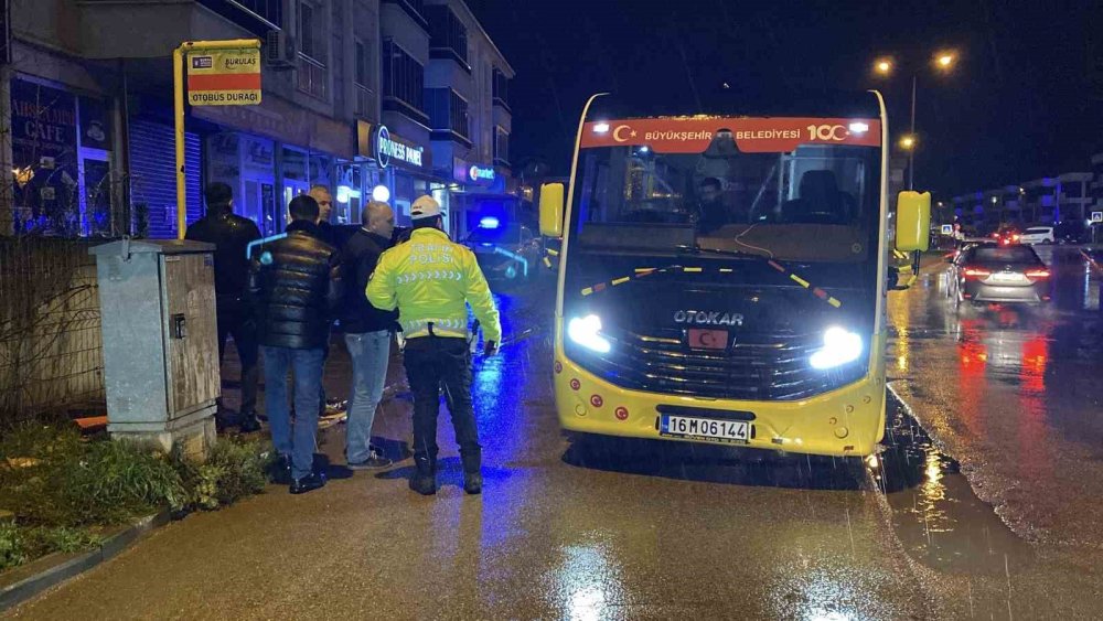 Halk Minibüsü Anne Ve Kızına Çarptı 2 Kişi Yaralandı