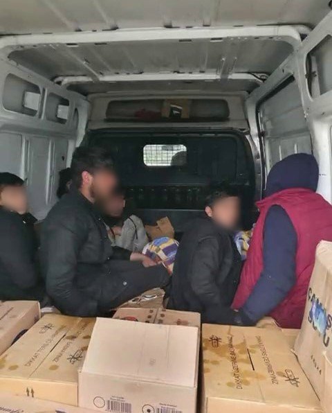 Minibüs Kasasındaki Göçmenleri Polis Yakaladı