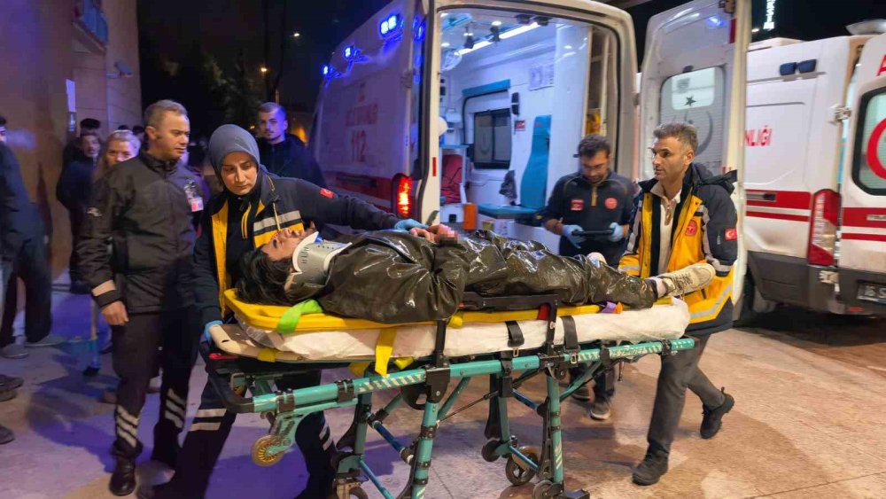 Motosiklet Yayalara Çarptı: 1’i Ağır 2 Yaralı