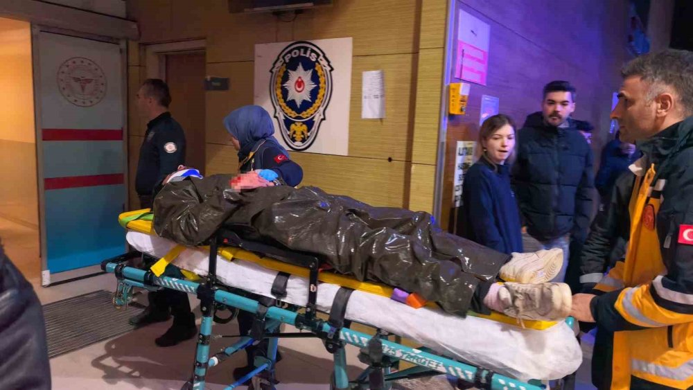 Motosiklet Yayalara Çarptı: 1’i Ağır 2 Yaralı