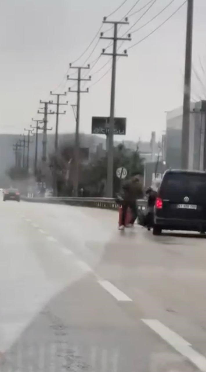 Tartıştığı Kuryeyi Dövdü: O Anlar Kameraya Yansıdı