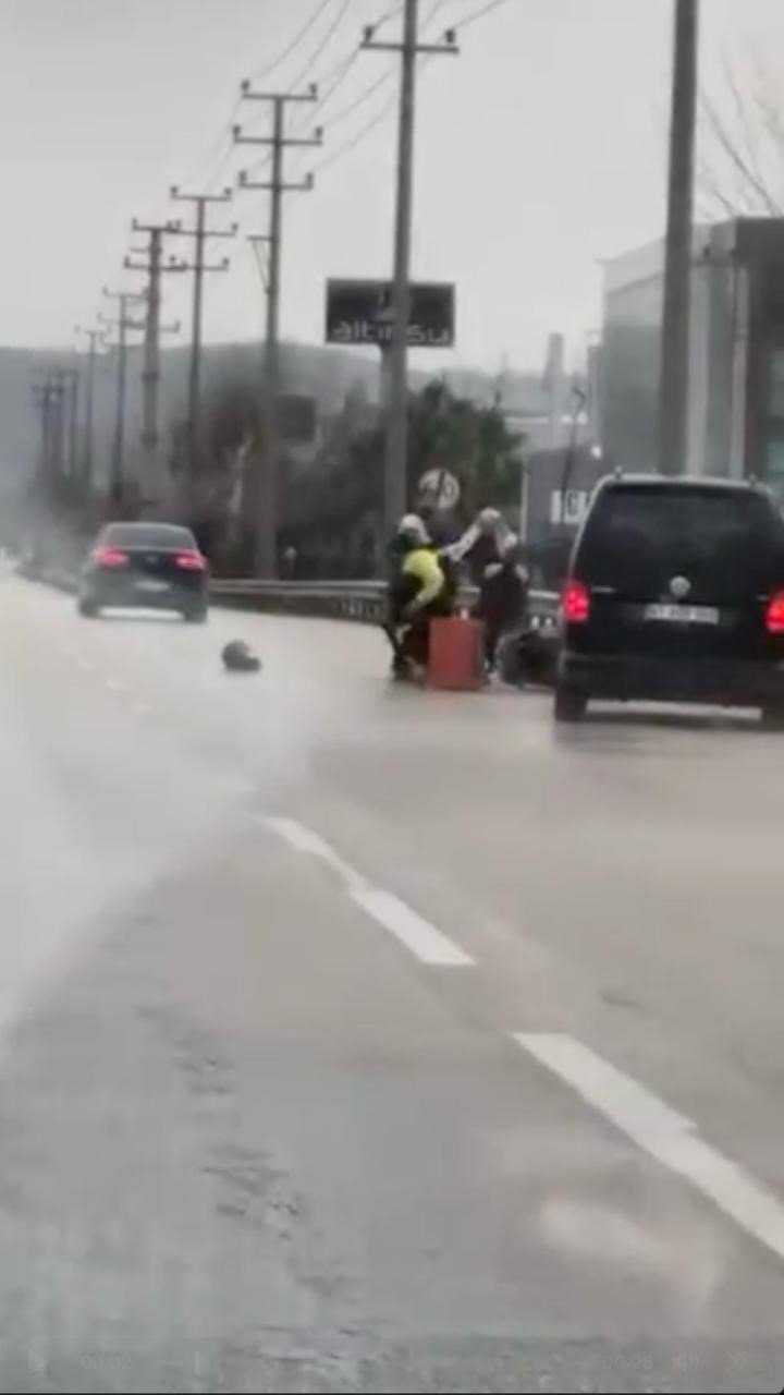 Tartıştığı Kuryeyi Dövdü: O Anlar Kameraya Yansıdı