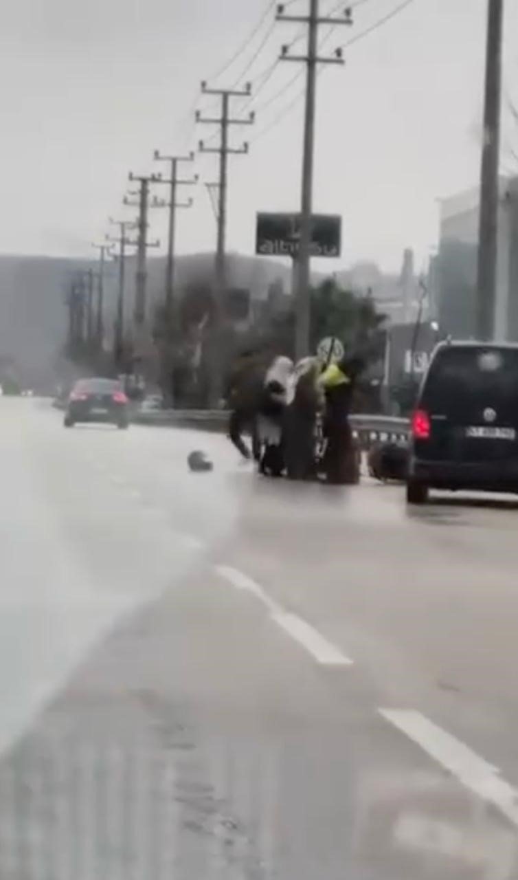 Tartıştığı Kuryeyi Dövdü: O Anlar Kameraya Yansıdı