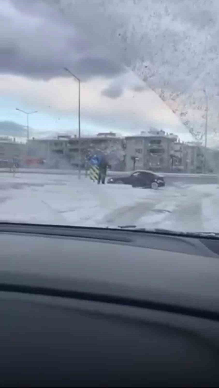 Kar Yağışını Fırsat Bildi, Kavşakta Drift Attı