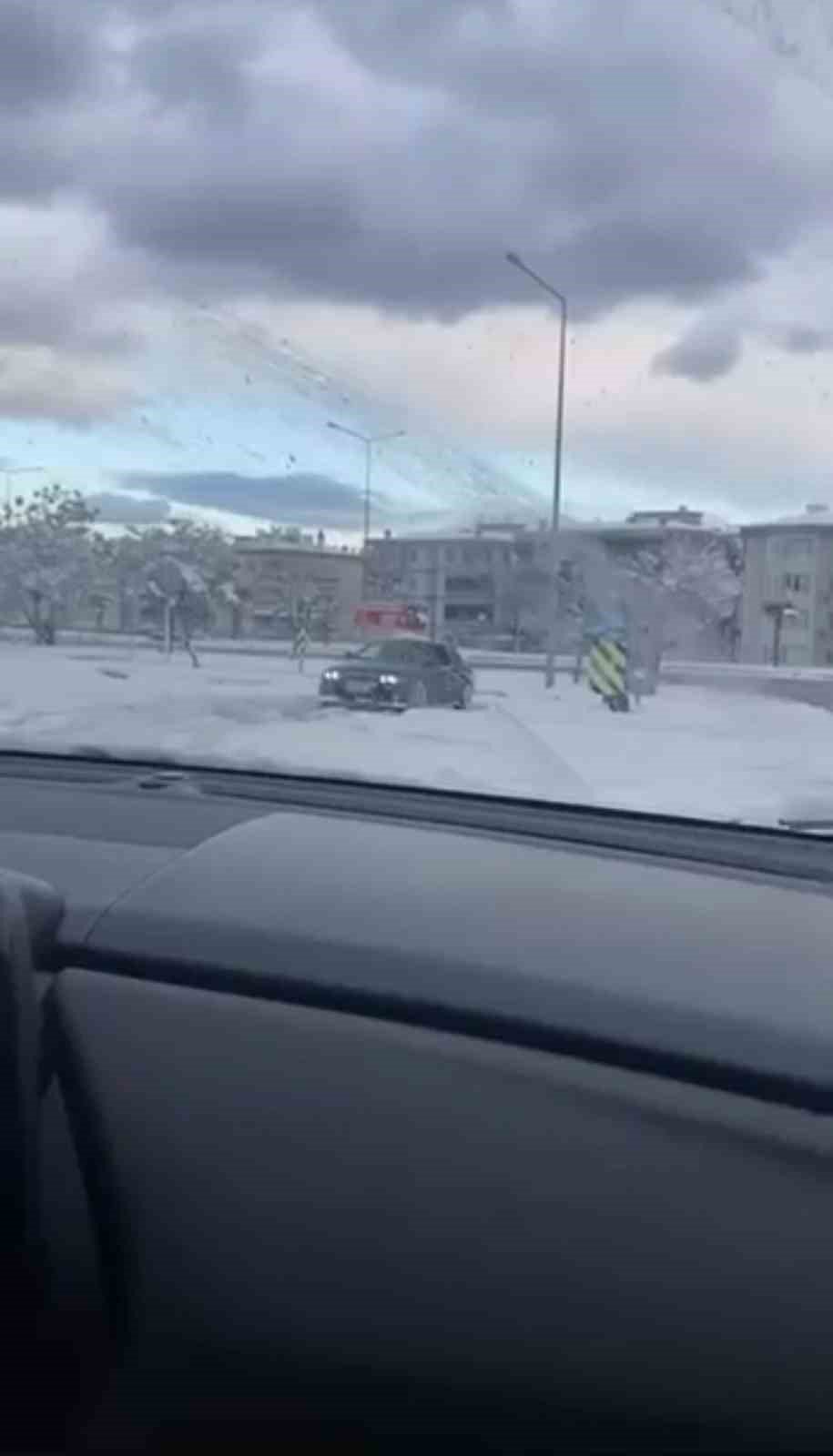 Kar Yağışını Fırsat Bildi, Kavşakta Drift Attı
