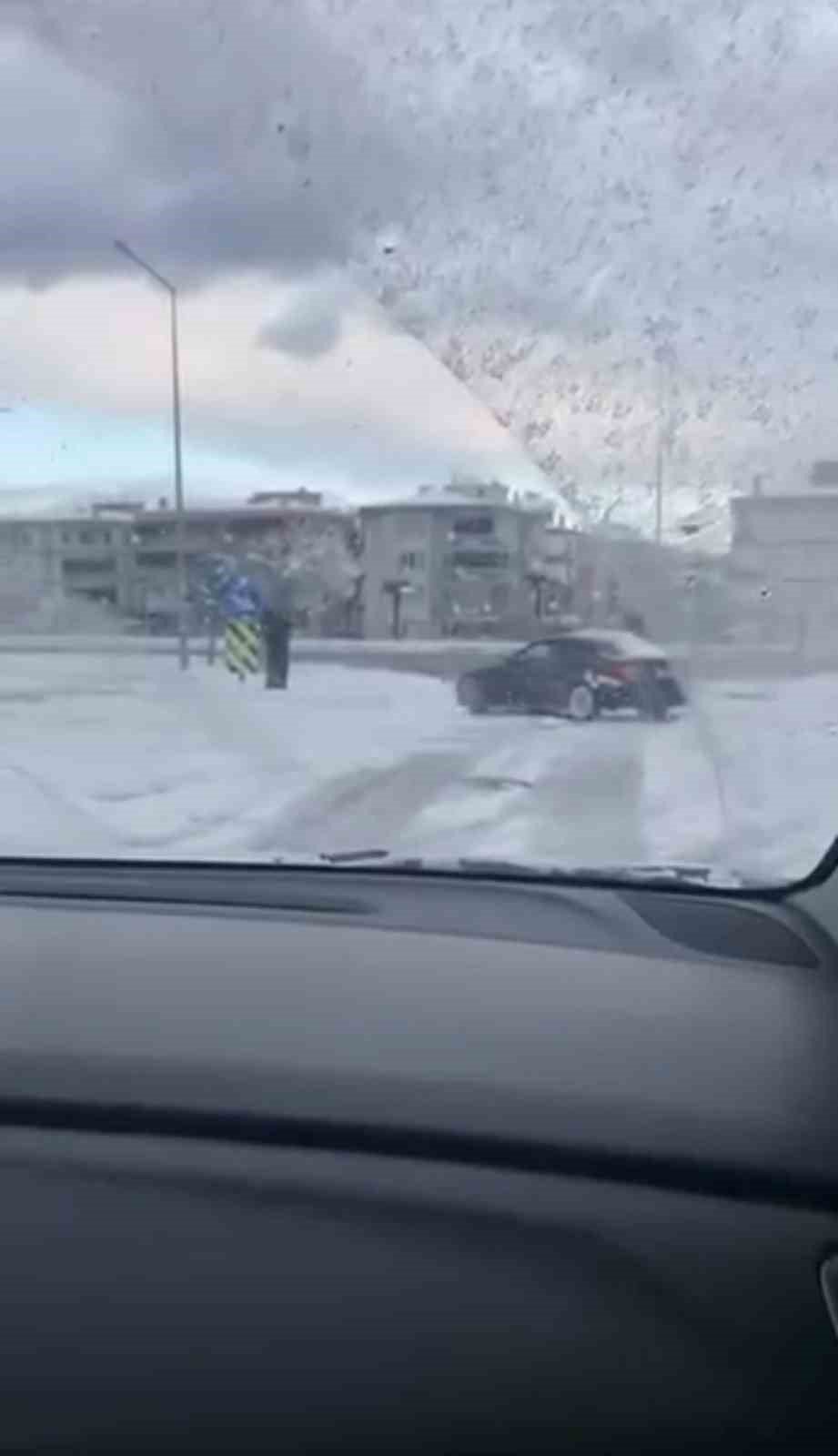 Kar Yağışını Fırsat Bildi, Kavşakta Drift Attı