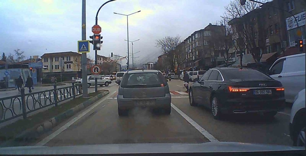 Kırmızı Işık İhlali Az Kalsın Kaza Getiriyordu!