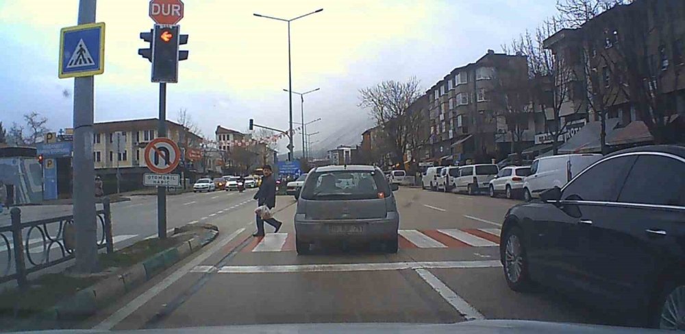 Kırmızı Işık İhlali Az Kalsın Kaza Getiriyordu!