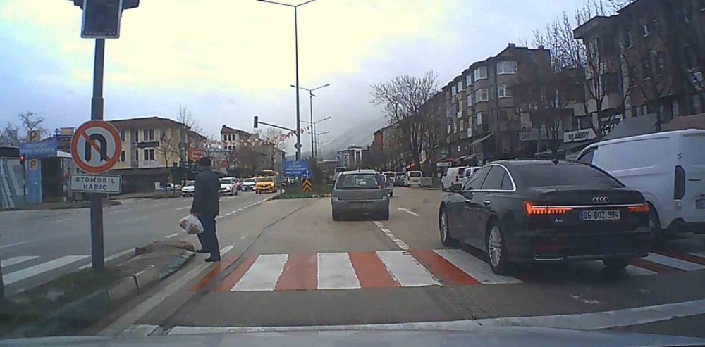 Kırmızı Işık İhlali Az Kalsın Kaza Getiriyordu!