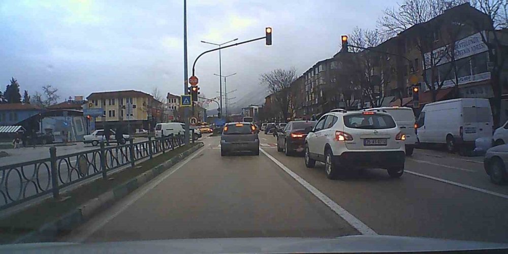 Kırmızı Işık İhlali Az Kalsın Kaza Getiriyordu!