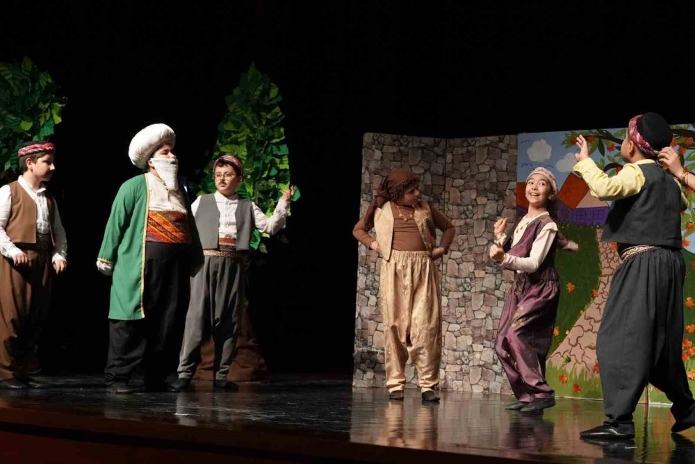 Sahnenin Yıldızları Göz Kamaştırdı