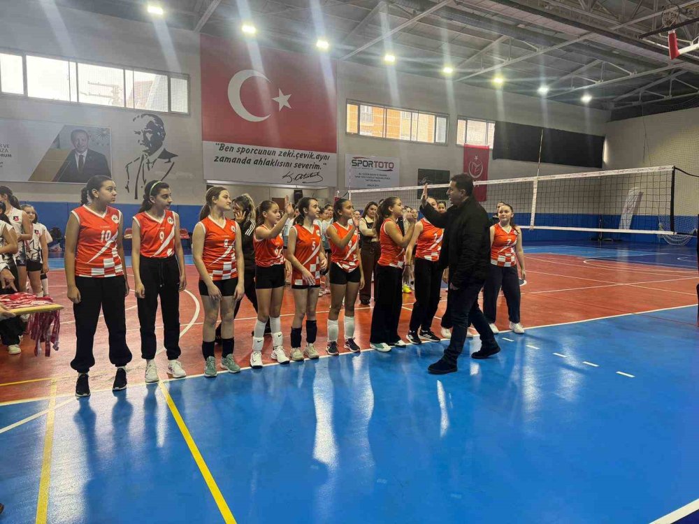 ’Voleybol Küçük Kız Müsabakaları’ Tamamlandı