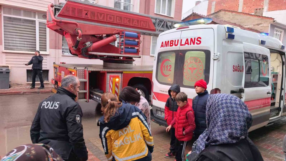 Yangında Can Pazarı...Çocuklar Tahliye Edildi, Kediler Kurtarıldı
