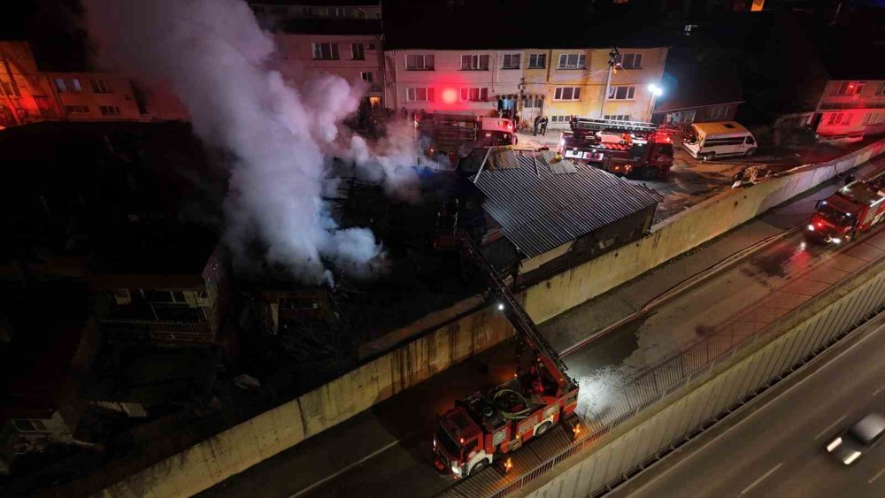 Ahşap Dolu Depoda Yangın!