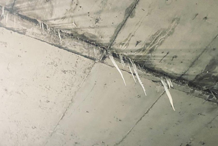 Alt Geçitteki Buz Sarkıtı Araç Camını Kırdı