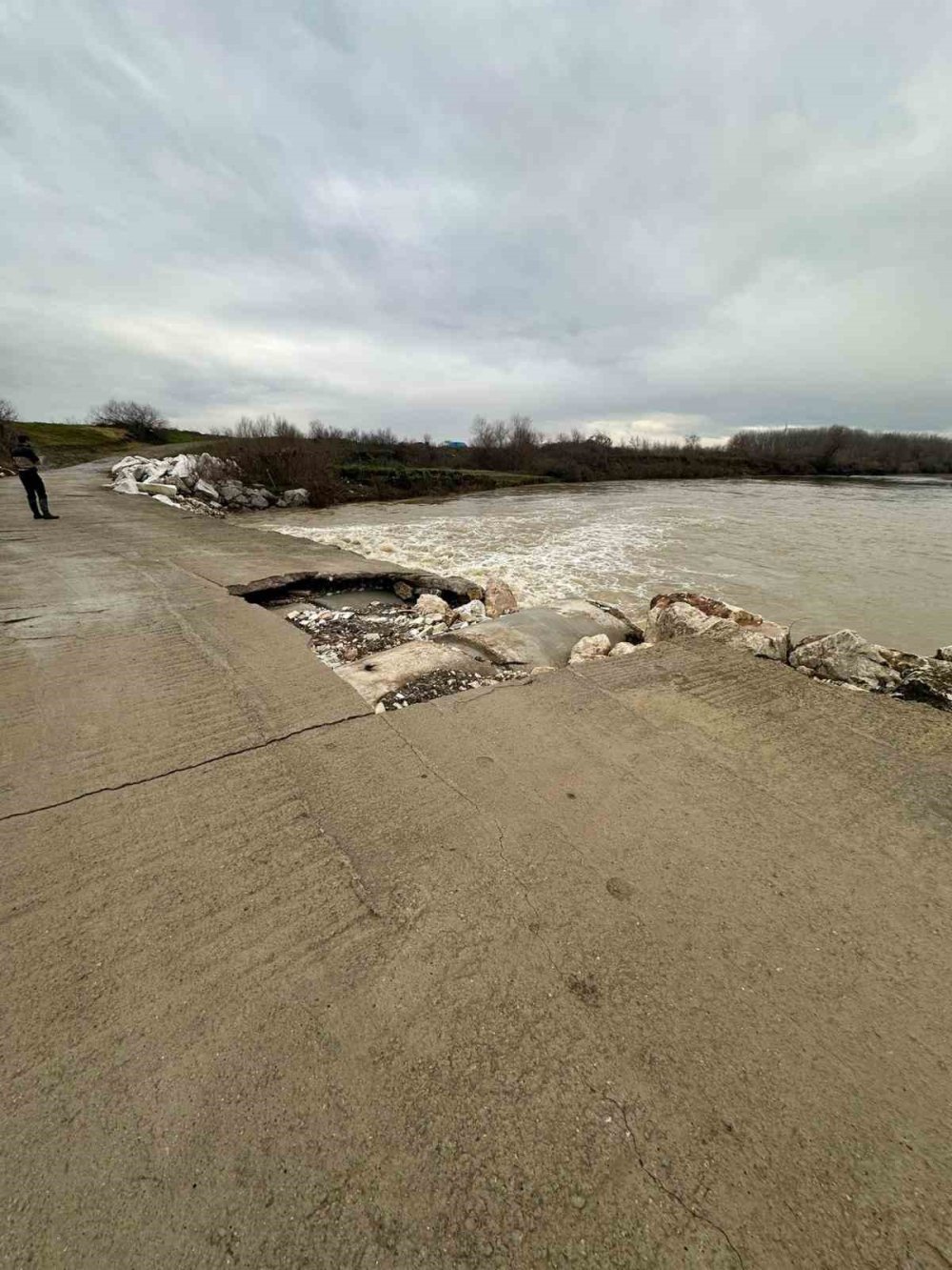 Mesire Alanındaki Hasarlı Köprü Tehlike Saçıyor
